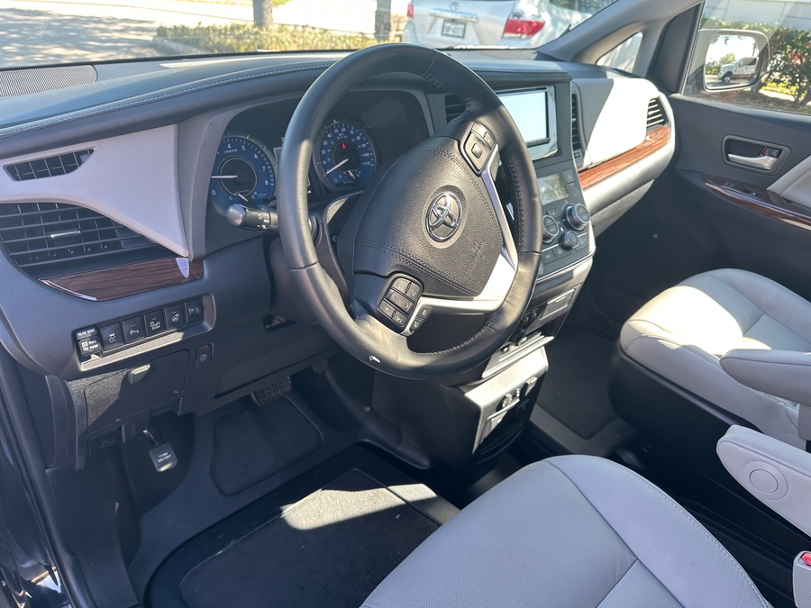 Used 2017 Toyota Sienna Limited Premium - BraunAbility Side Entry Entry In Floor Automatic Ramp