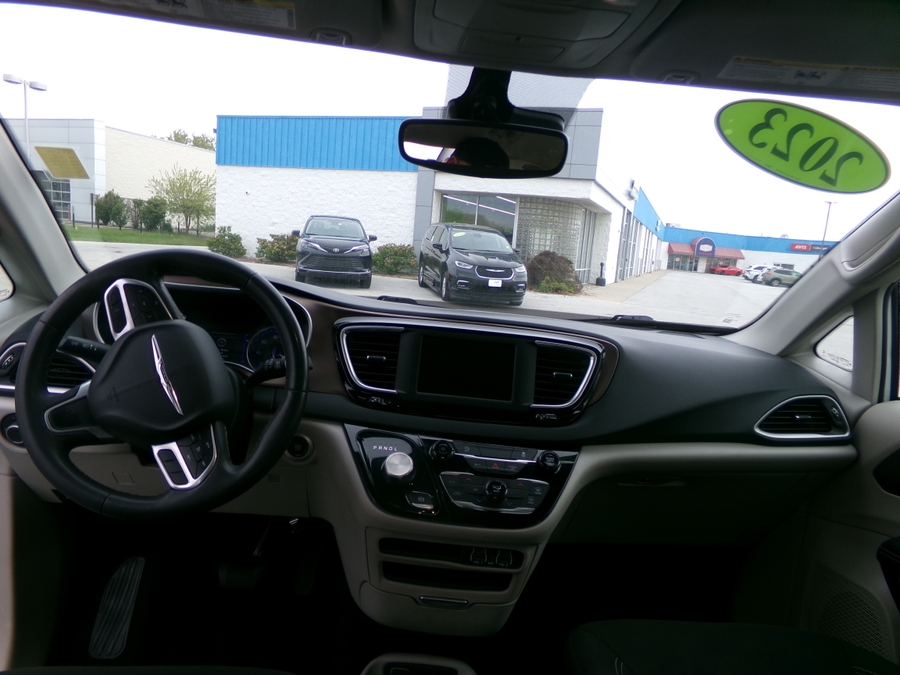 White Chrysler Voyager image number 7