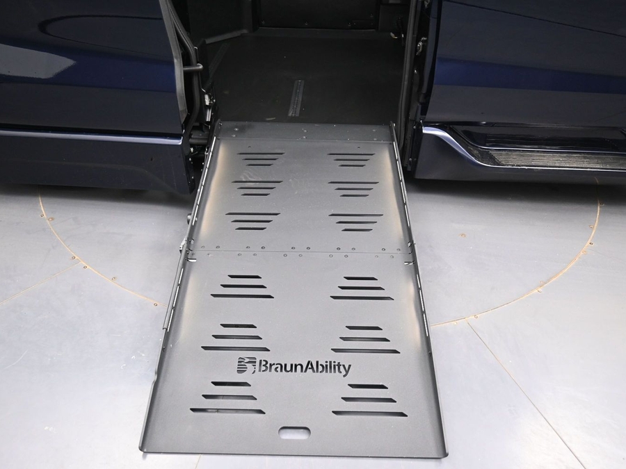 New 2026 Toyota Sienna Hybrid XLE Base - BraunAbility Side Entry Entry Fold Out Automatic Ramp