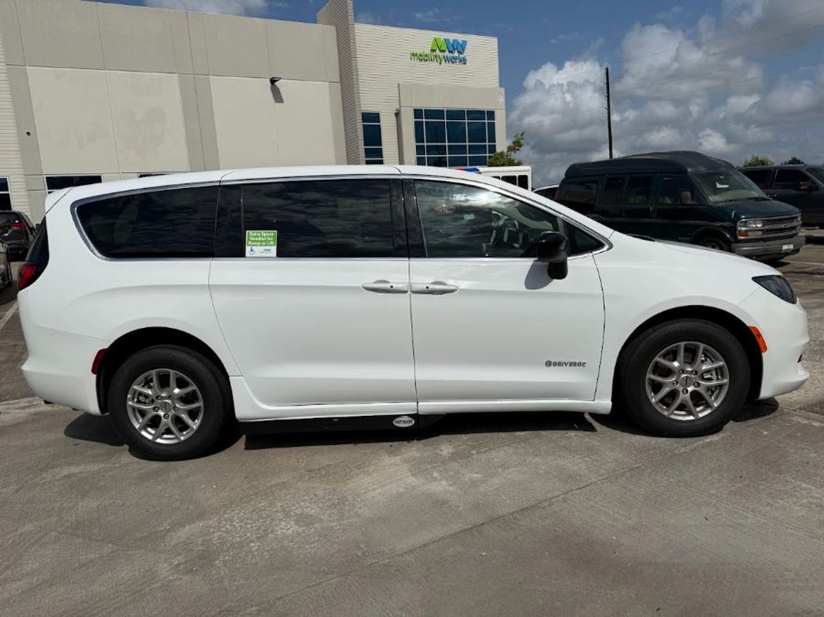 2024 CHRYSLER VOYAGER - Image 2