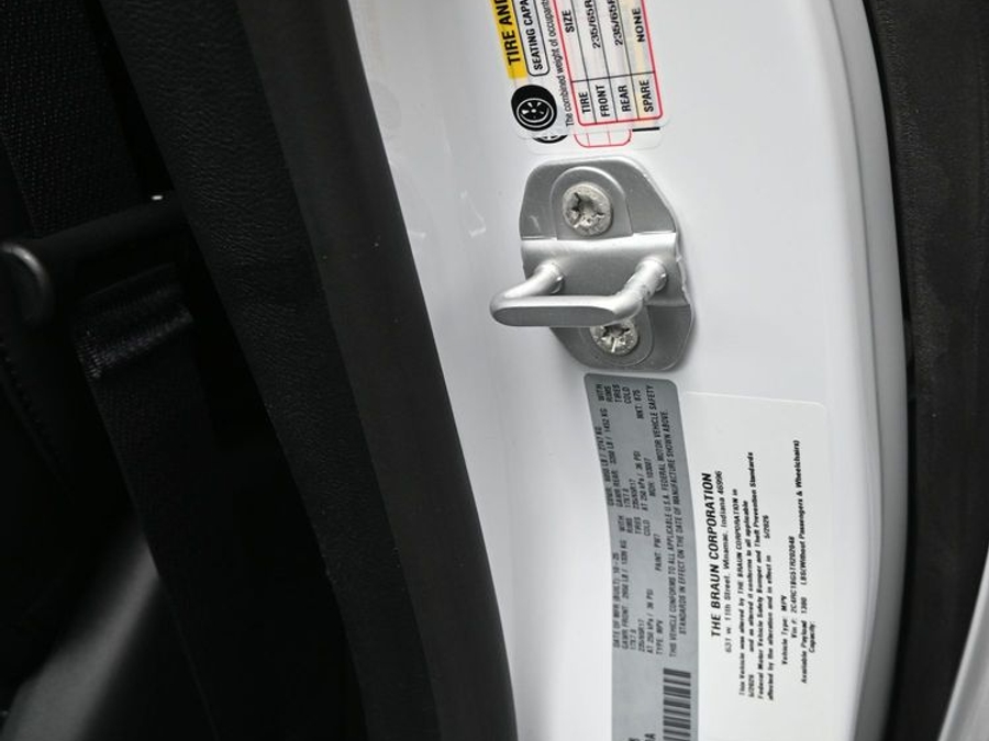White Chrysler Pacifica image number 17