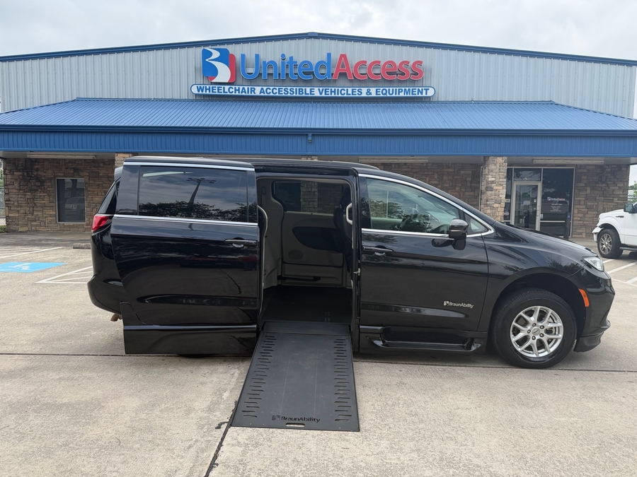 Used 2022 Chrysler Pacifica Touring L - BraunAbility Side Entry Entry In Floor Automatic Ramp