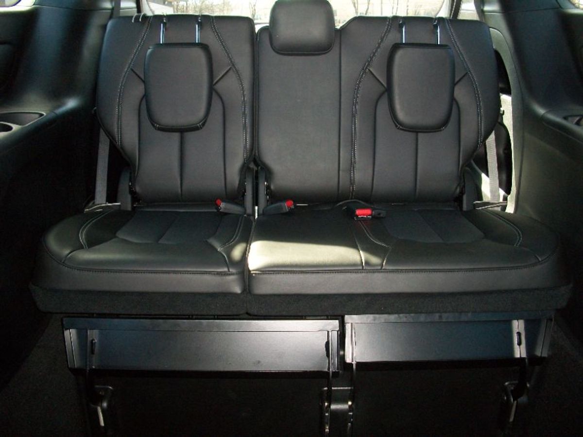 Grey Chrysler Pacifica image number 20
