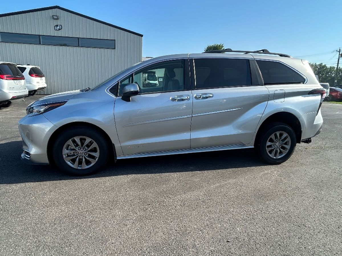 2023 TOYOTA SIENNA - Image 3