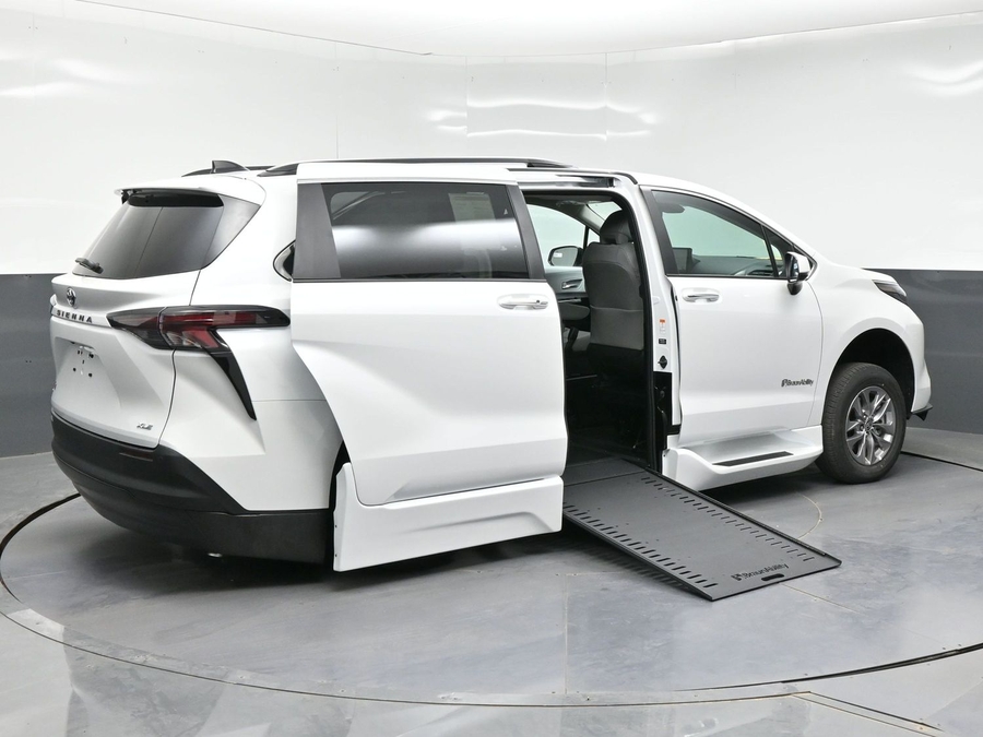 New 2026 Toyota Sienna Hybrid XLE Add - BraunAbility Side Entry Entry In Floor Automatic Ramp