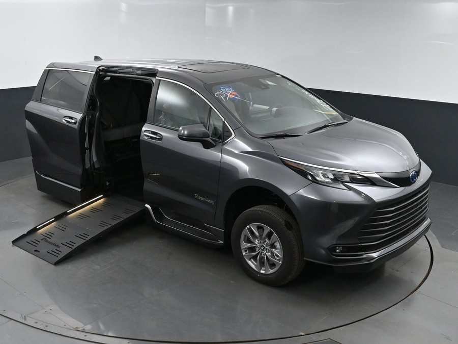 New 2025 Toyota Sienna Hybrid XLE Base - BraunAbility Side Entry Entry Fold Out Automatic Ramp