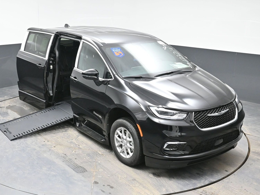 Black Chrysler Pacifica image number 22