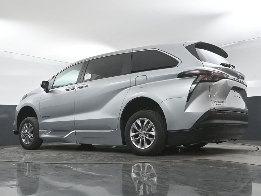 New 2025 Toyota Sienna Hybrid LE - BraunAbility Side Entry Entry Fold Out Automatic Ramp