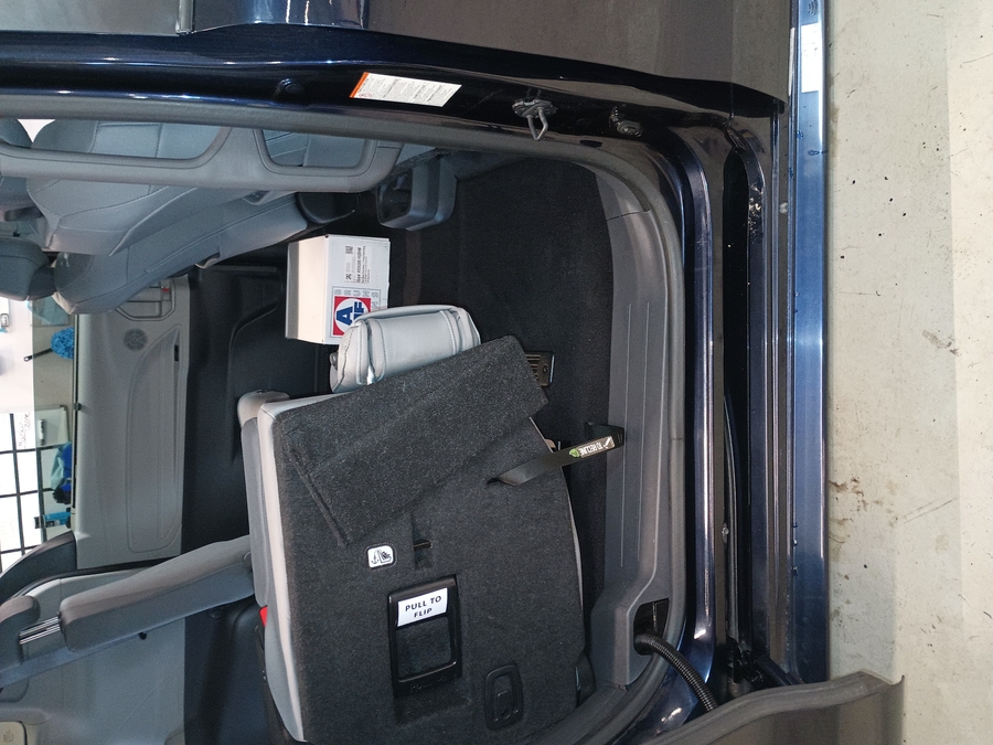 Blue Toyota Sienna image number 16