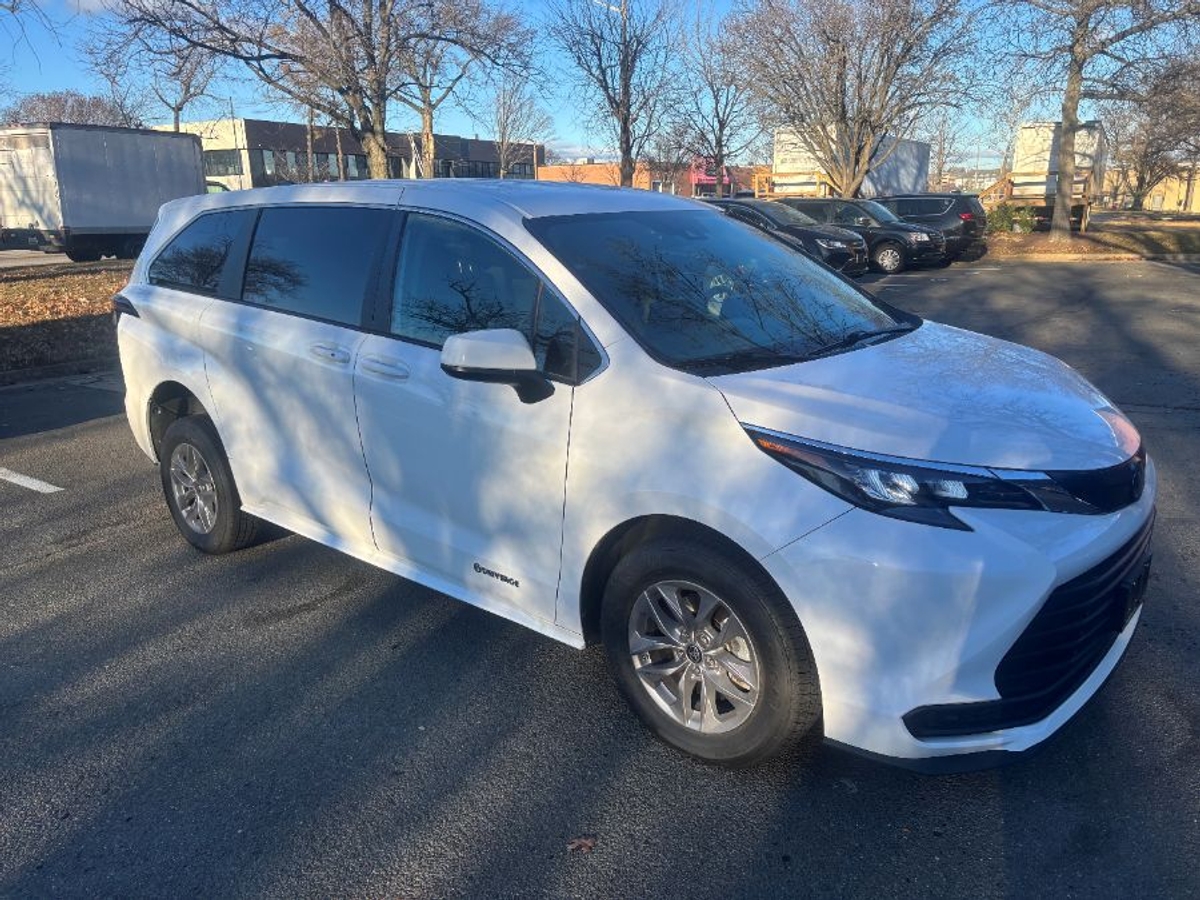 2024 TOYOTA SIENNA - Image 9