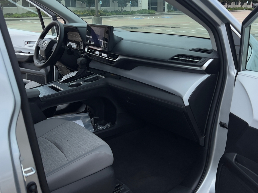 New 2025 Toyota Sienna Hybrid LE - Vantage Mobility Commercial Rear Entry Entry Fold Out Manual Ramp