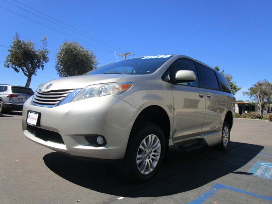 Used 2015 Toyota Sienna XLE - VMI Side Entry Entry In Floor Automatic Ramp