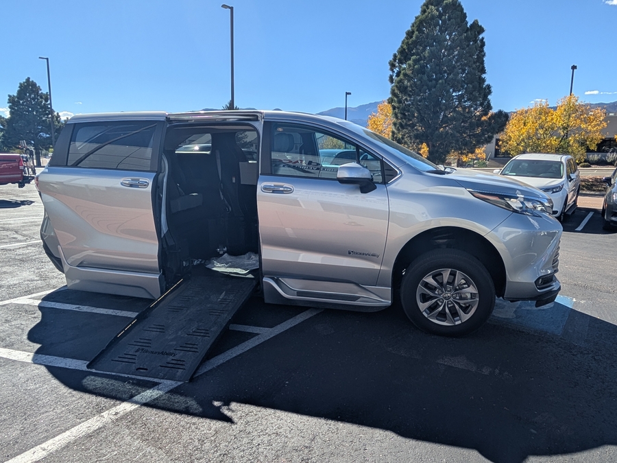 Used 2025 Toyota Sienna Hybrid XLE Base - BraunAbility Side Entry Fold Out Automatic Ramp