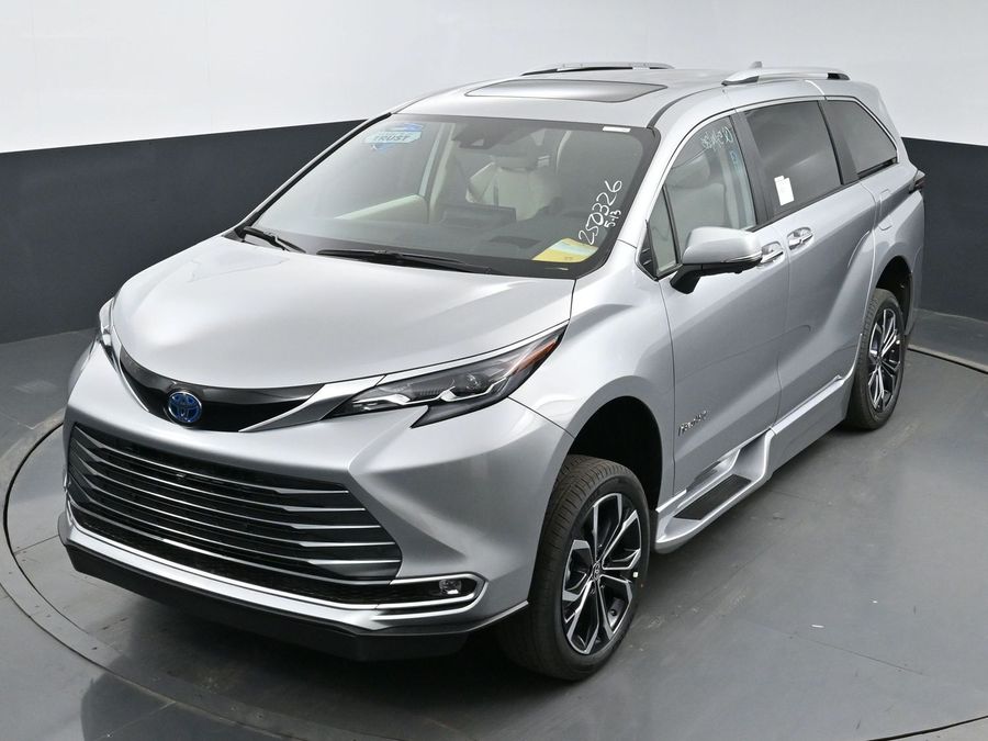 New 2025 Toyota Sienna Hybrid Platinum - BraunAbility Side Entry Entry Fold Out Automatic Ramp