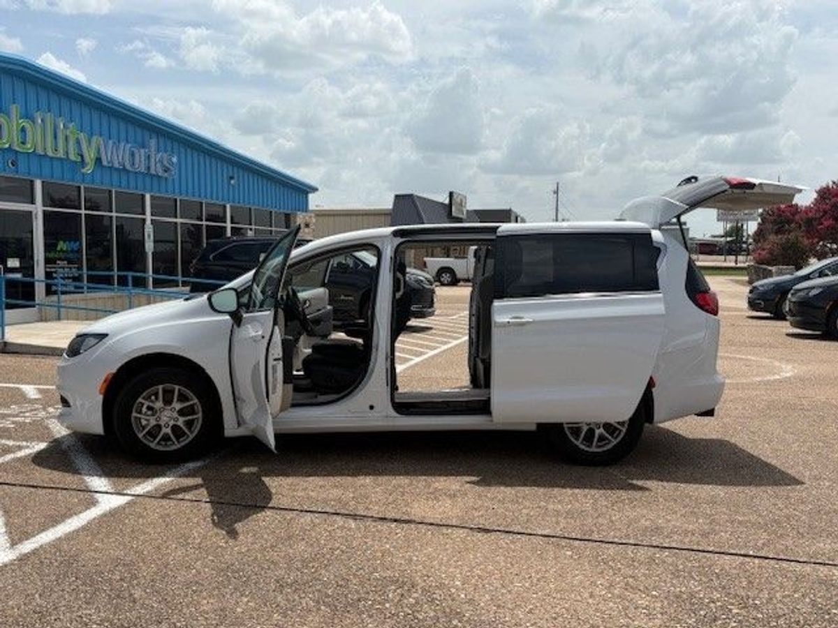 2024 CHRYSLER VOYAGER - Image 7