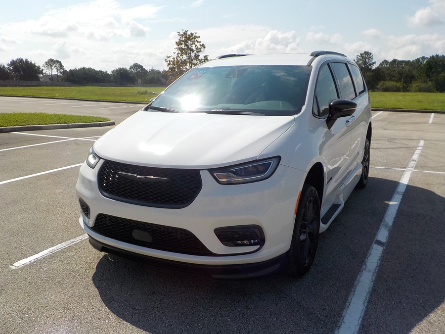 White Chrysler Pacifica image number 25