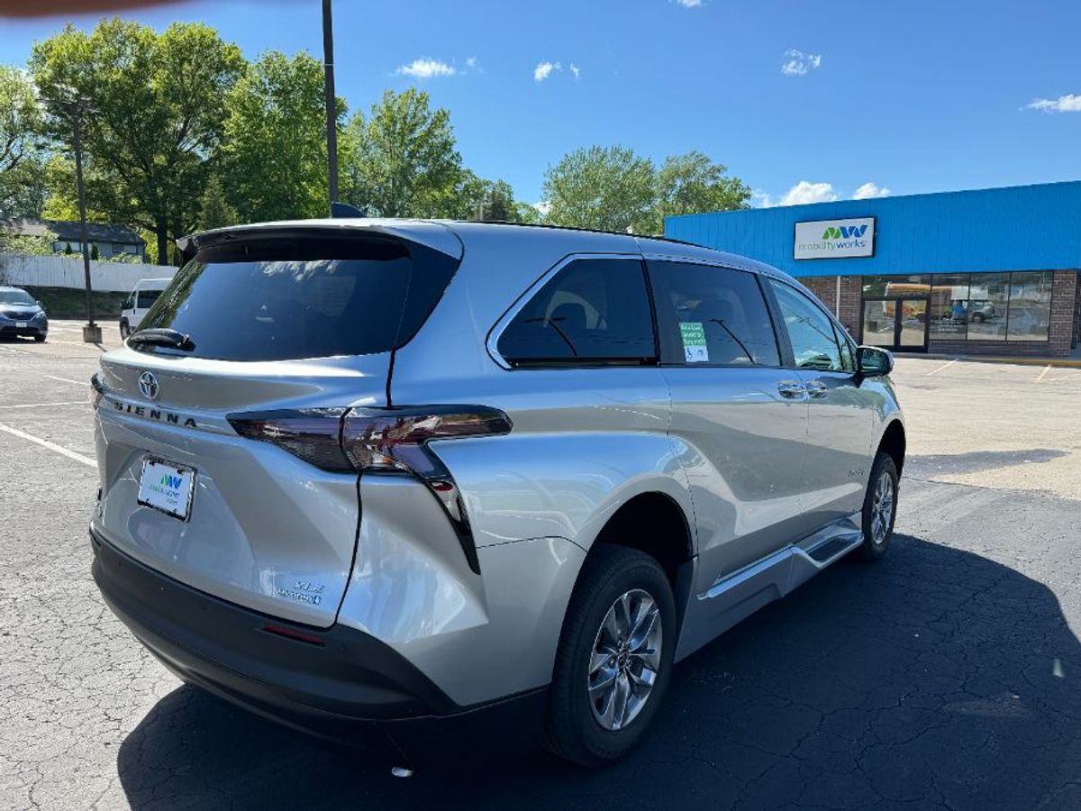 Silver Toyota Sienna image number 4