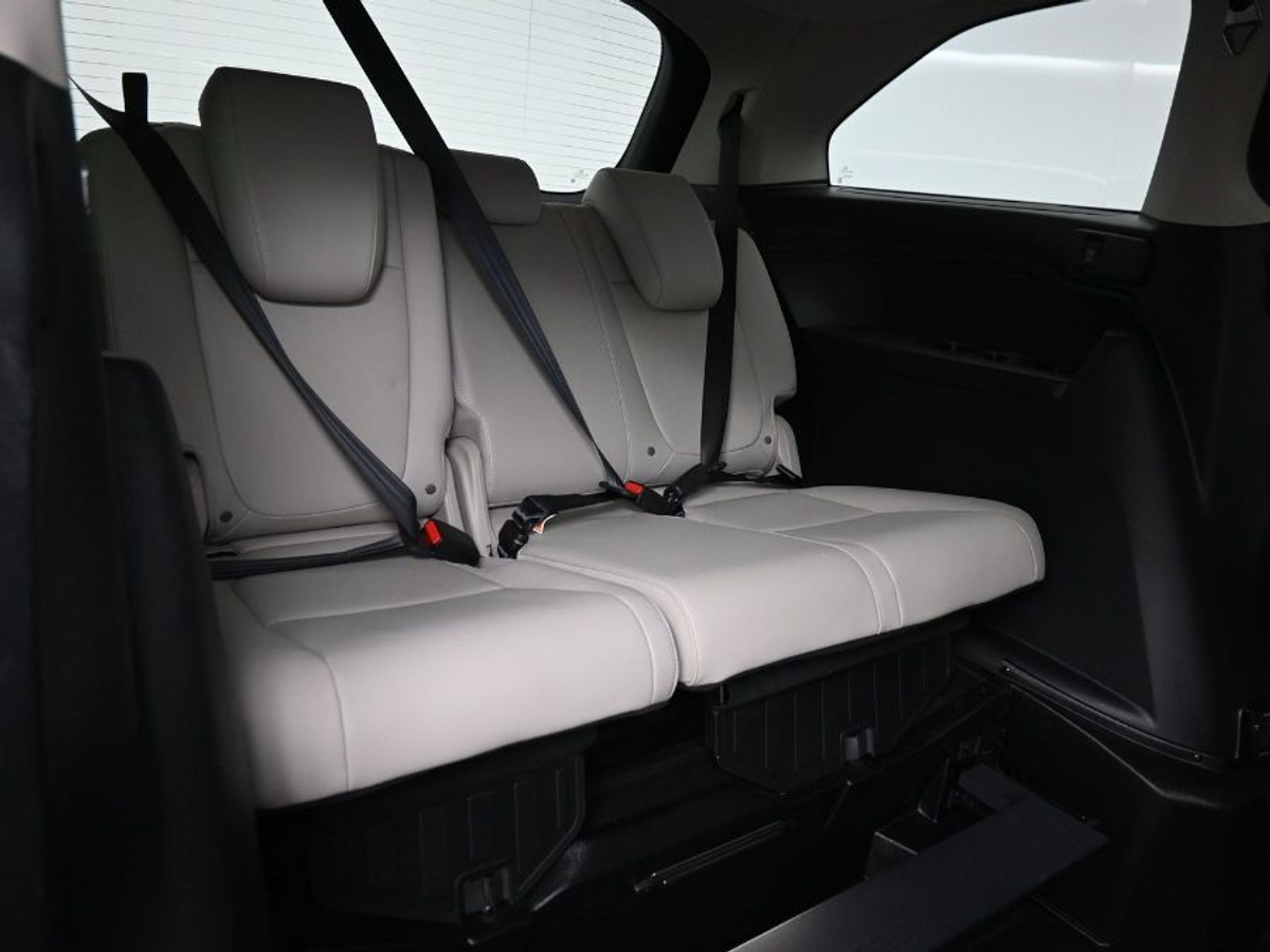 Grey Honda Odyssey image number 9