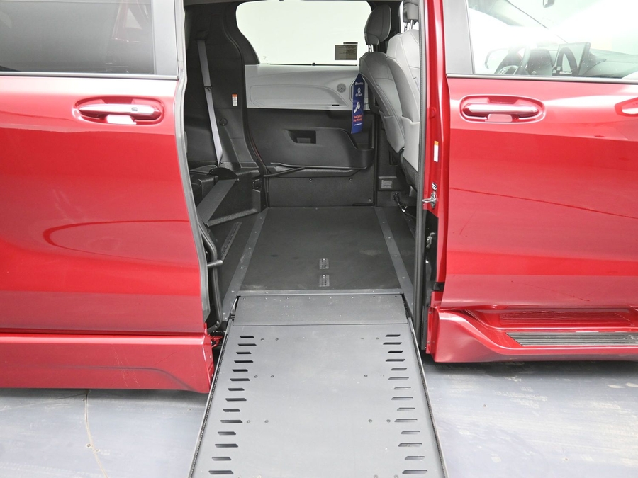 New 2025 Toyota Sienna Hybrid XLE Plus - BraunAbility Side Entry Entry In Floor Automatic Ramp
