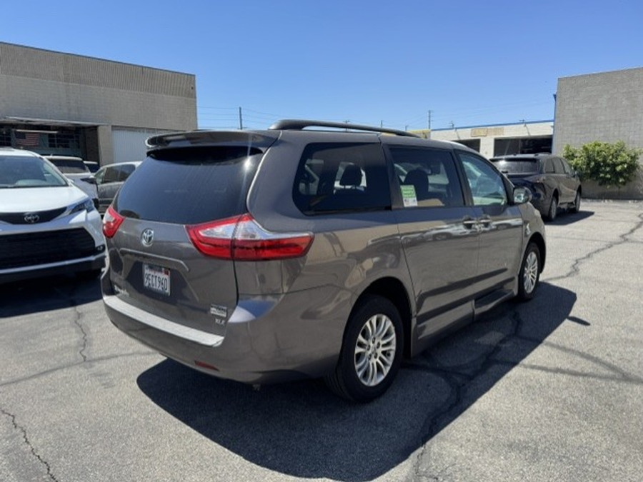 Grey Toyota Sienna image number 2
