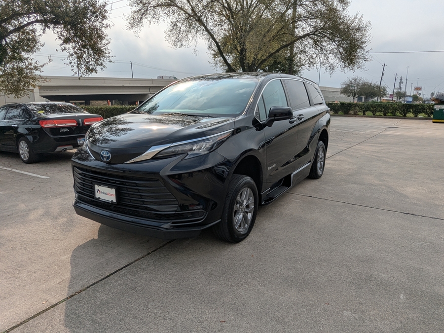 Used 2024 Toyota Sienna Hybrid LE - BraunAbility Side Entry Entry Fold Out Automatic Ramp