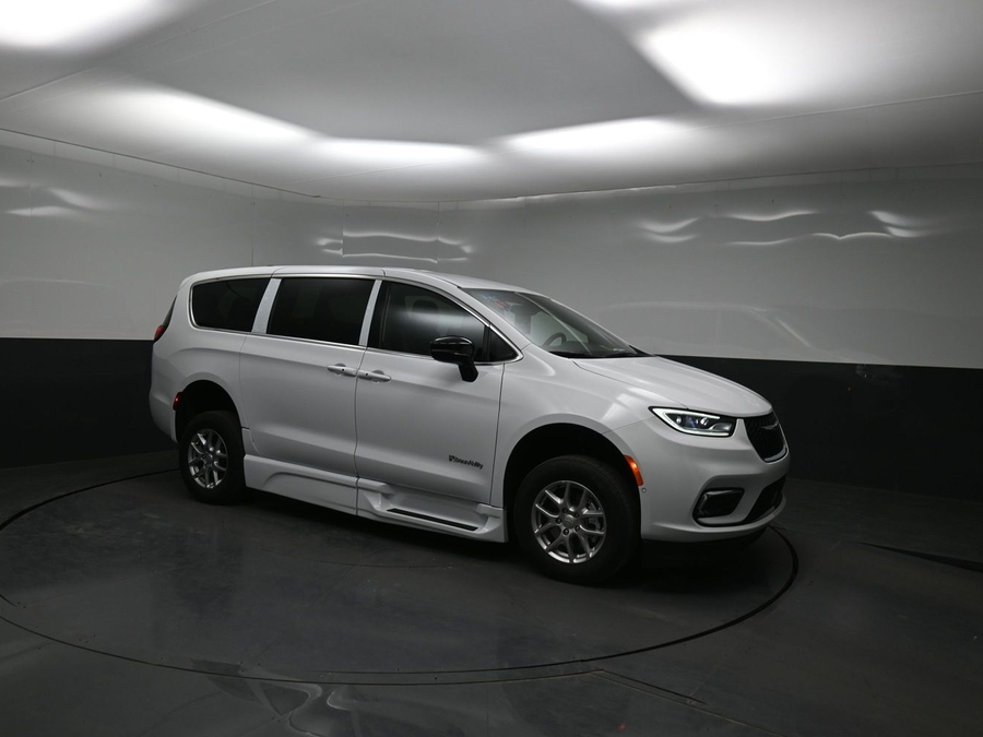 White Chrysler Pacifica image number 18