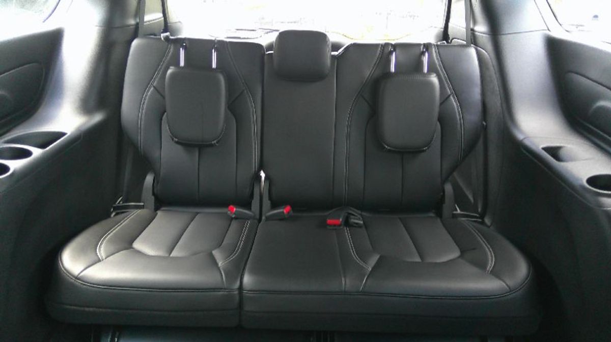 Grey Chrysler Pacifica image number 13