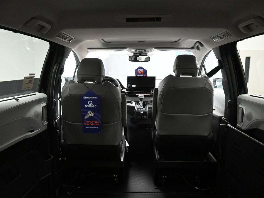 New 2026 Toyota Sienna Hybrid XLE Base - BraunAbility Side Entry Entry Fold Out Automatic Ramp