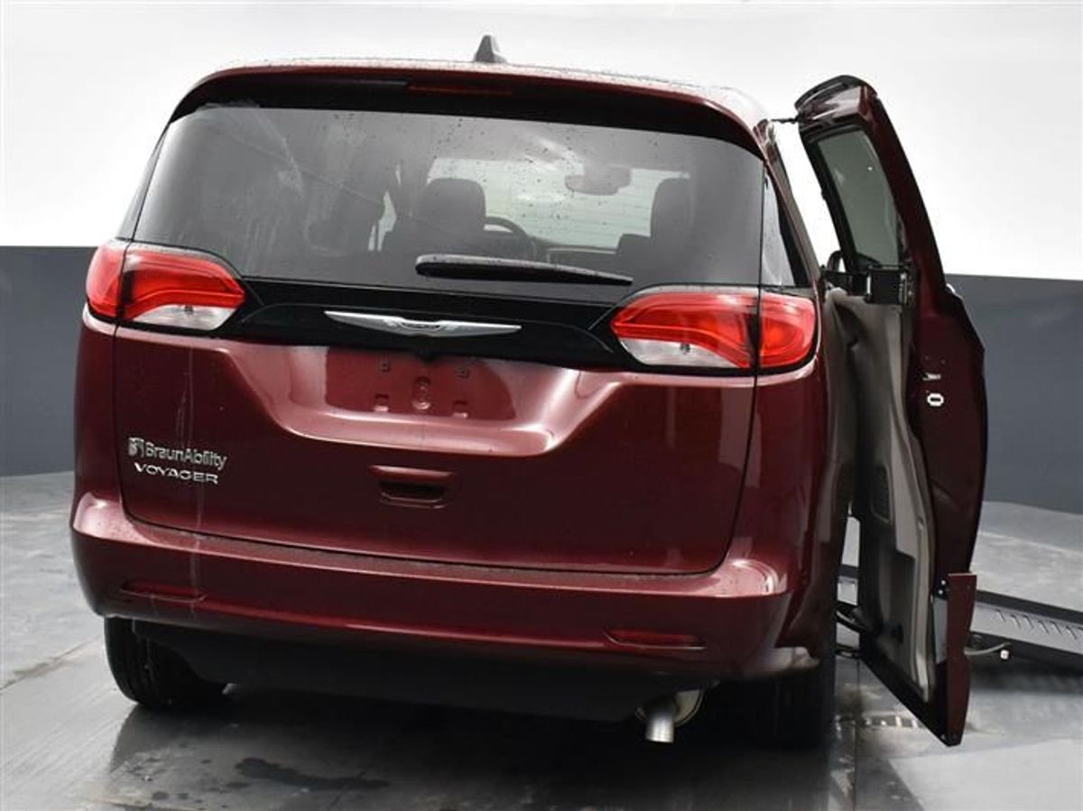 Red Chrysler Voyager image number 12