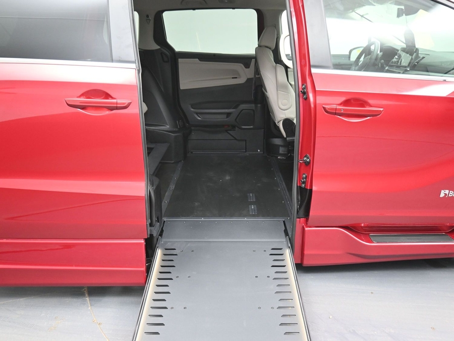 Red Honda Odyssey image number 16