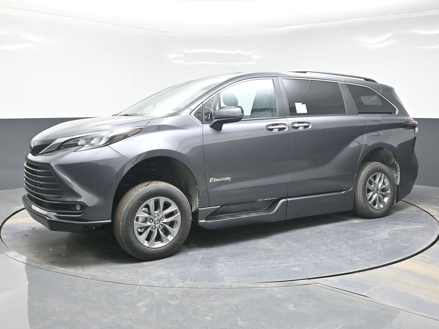 New 2025 Toyota Sienna Hybrid XLE Plus - BraunAbility Side Entry Entry Fold Out Automatic Ramp