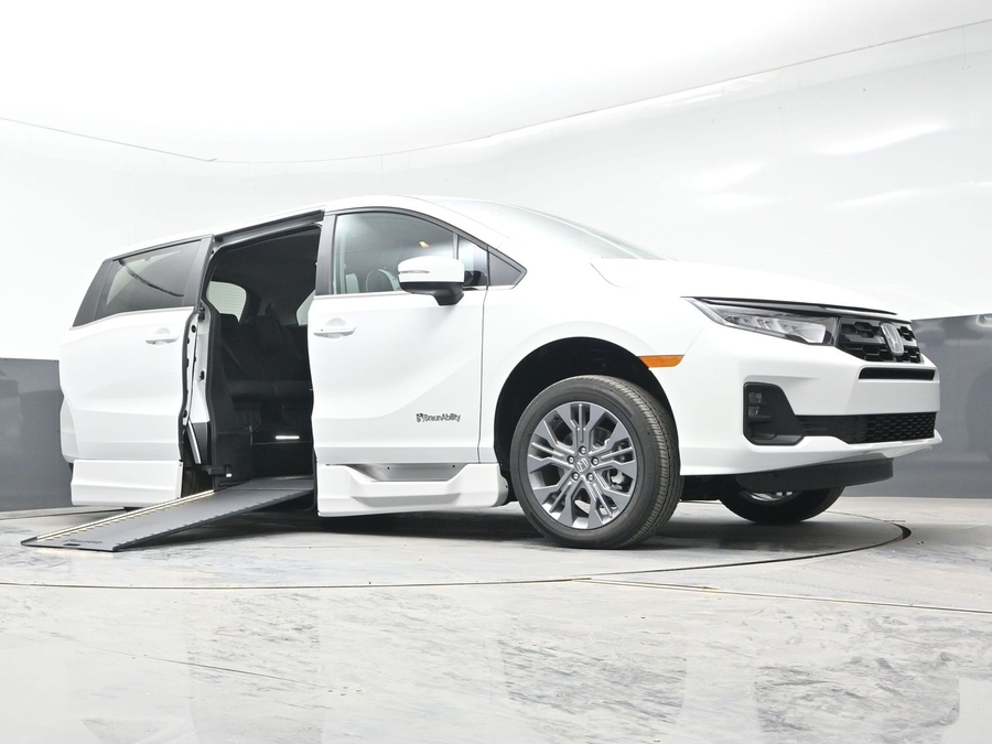 White Honda Odyssey image number 18