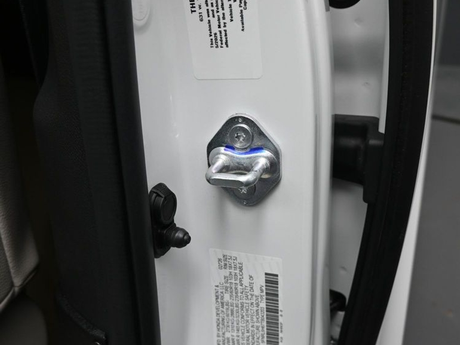 White Honda Odyssey image number 13