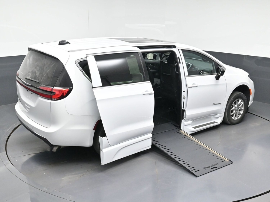 New 2026 Chrysler Pacifica Select Plus - BraunAbility Side Entry Entry In Floor Automatic Ramp