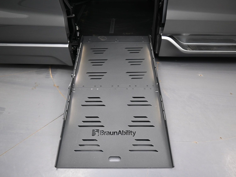 Grey Toyota Sienna image number 6
