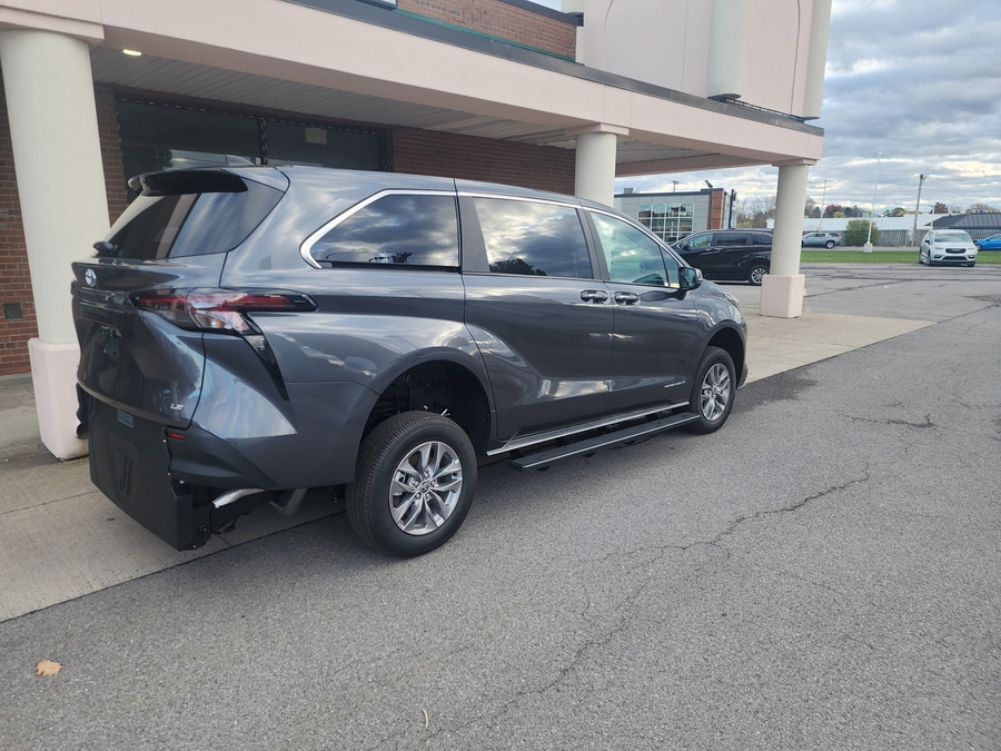 New 2025 Toyota Sienna Hybrid LE - Vantage Mobility Commercial Rear Entry Entry Fold Out Manual Ramp