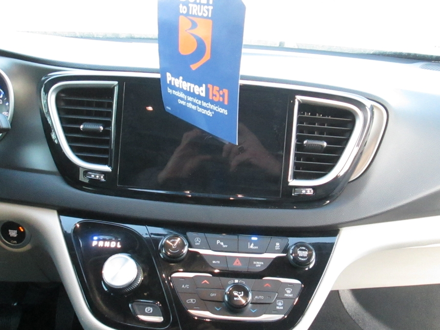 Black Chrysler Pacifica image number 14