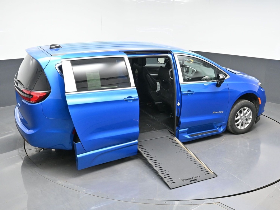 Blue Chrysler Pacifica image number 22