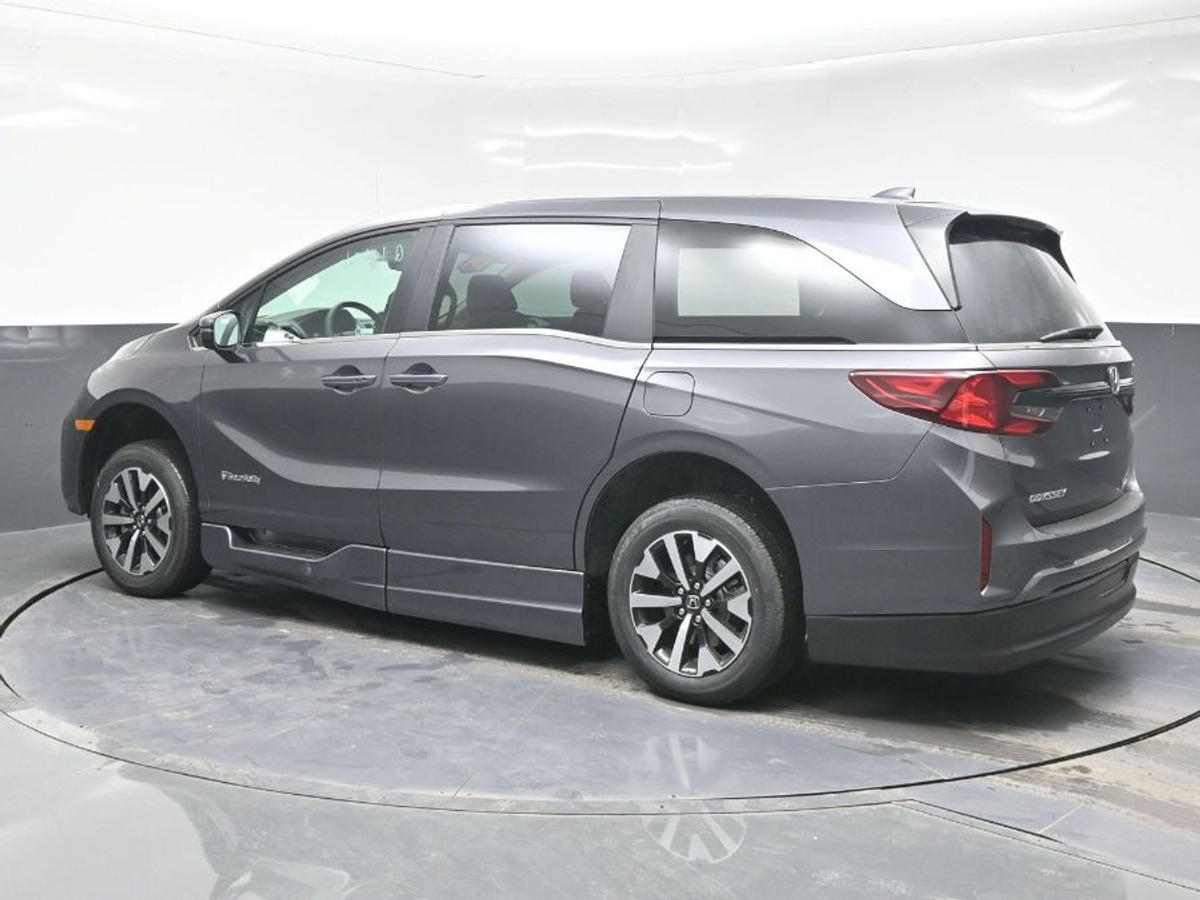 Grey Honda Odyssey image number 3