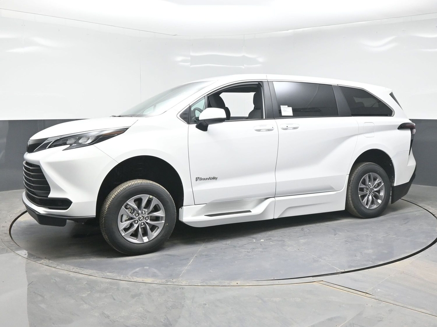 New 2026 Toyota Sienna Hybrid LE - BraunAbility Side Entry Entry Fold Out Automatic Ramp