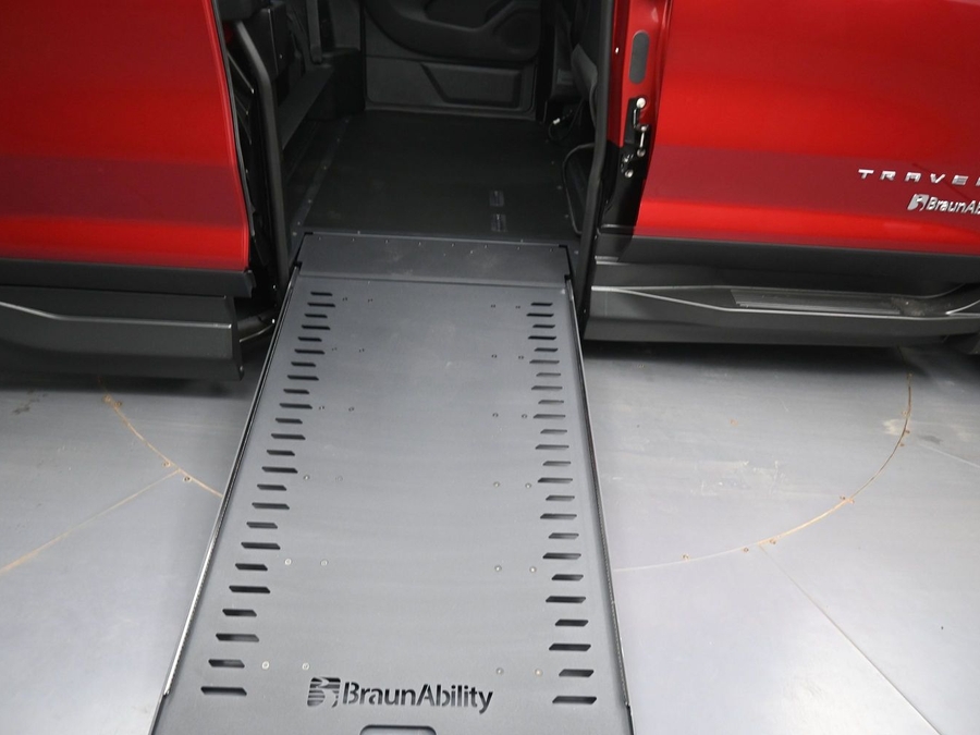 New 2026 Chevrolet Traverse 1LT - BraunAbility Side Entry In Floor Automatic Ramp