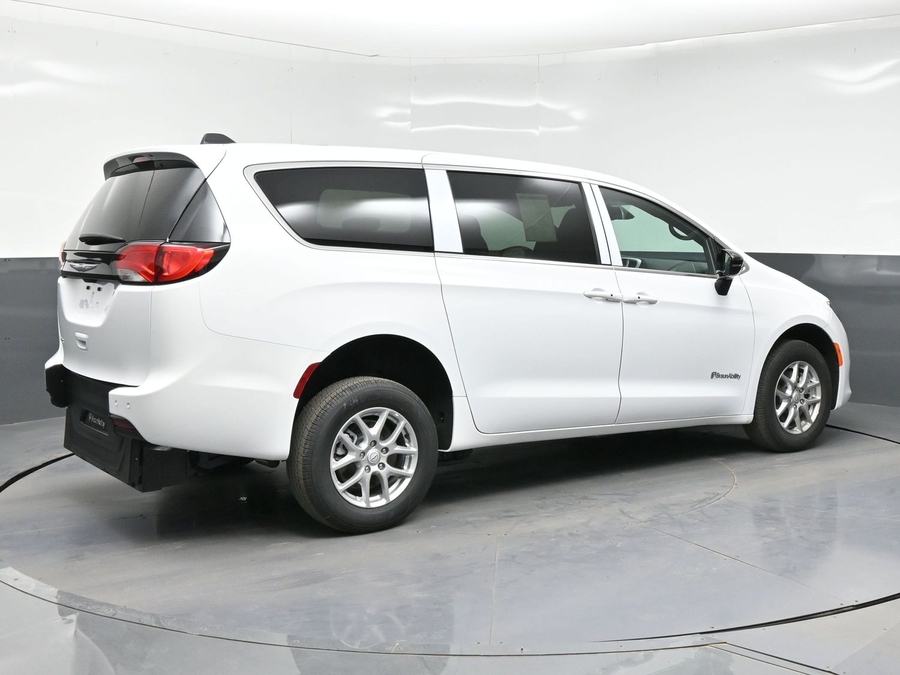 2026 Chrysler Voyager LX's photo