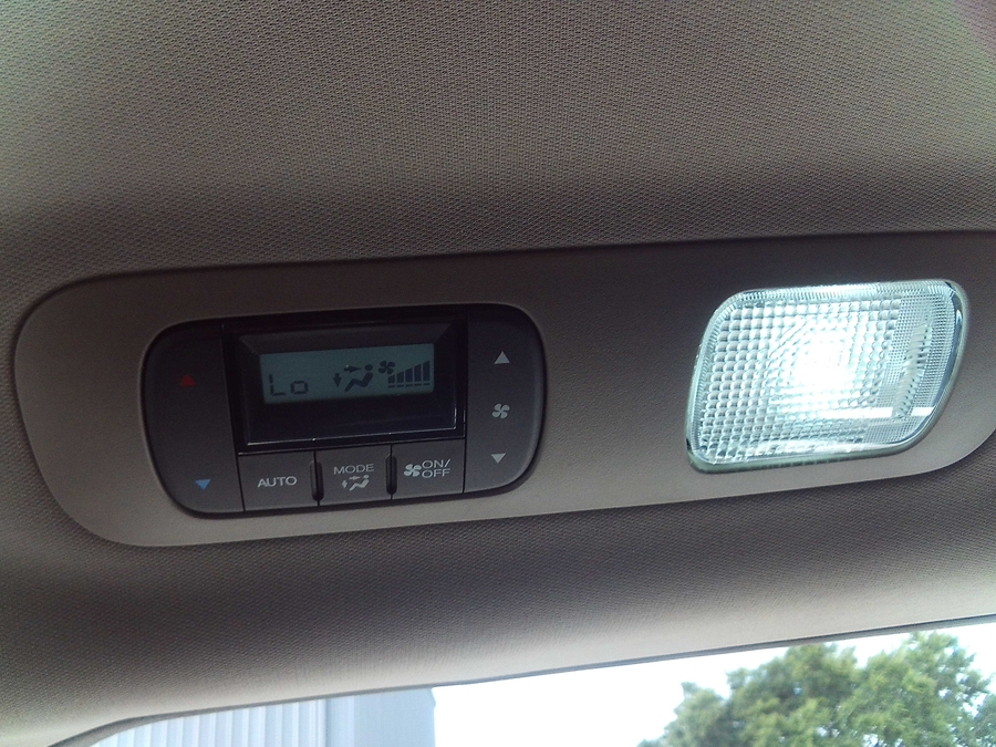 White Honda Odyssey image number 14