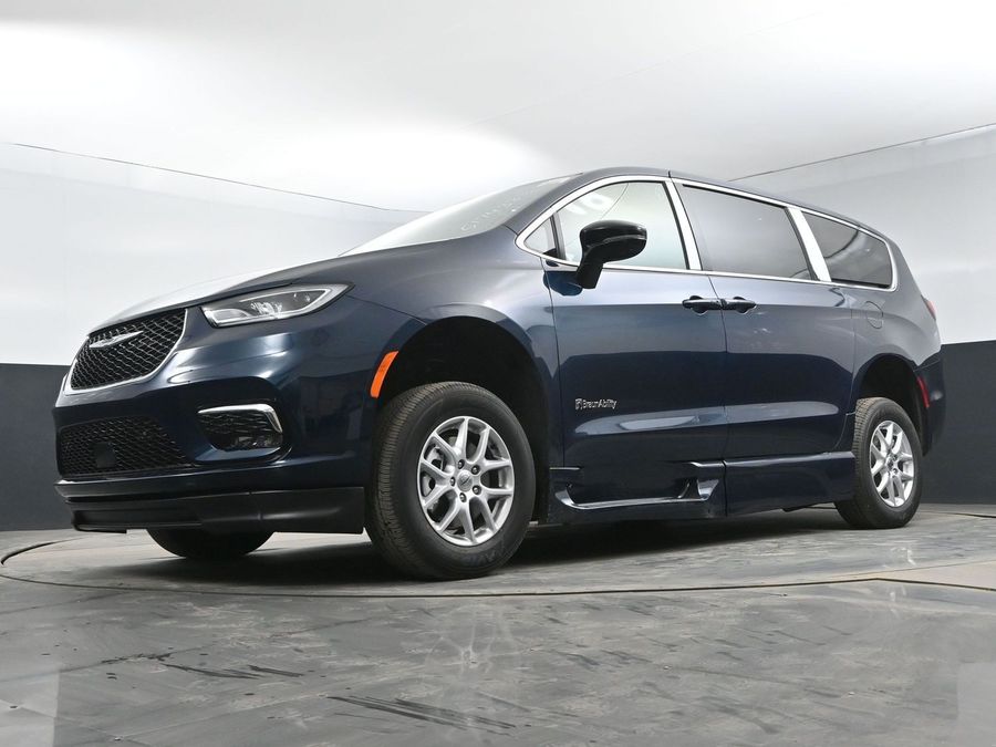 New 2025 Chrysler Pacifica Select Safety - BraunAbility Side Entry Entry Fold Out Automatic Ramp