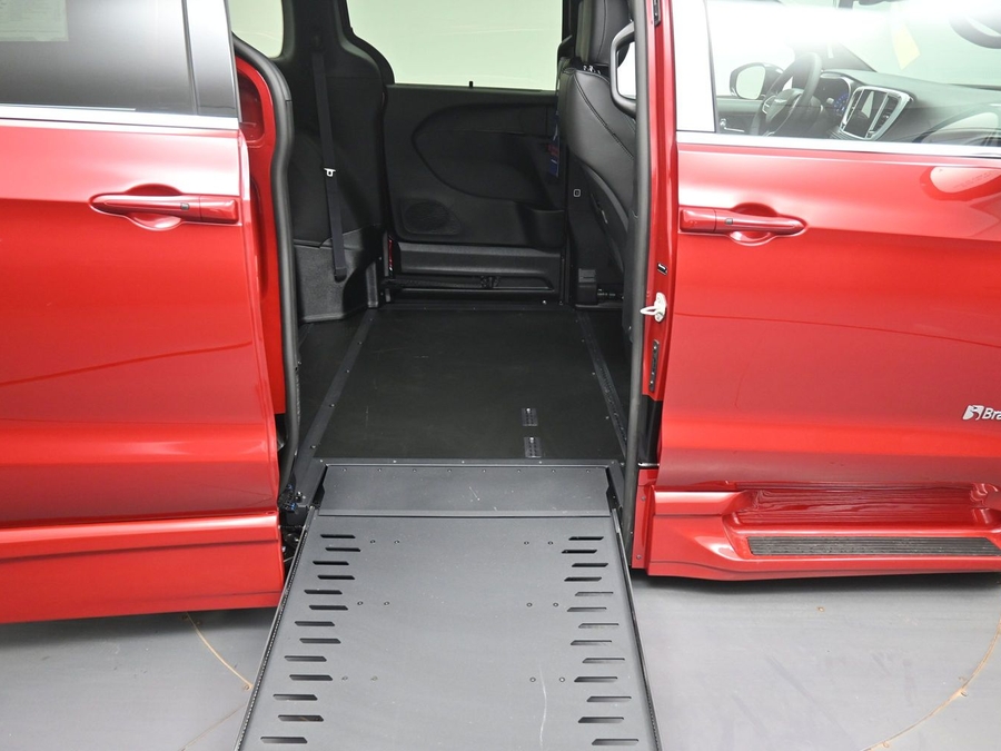 New 2026 Chrysler Pacifica Select Safety - BraunAbility Side Entry In Floor Automatic Ramp