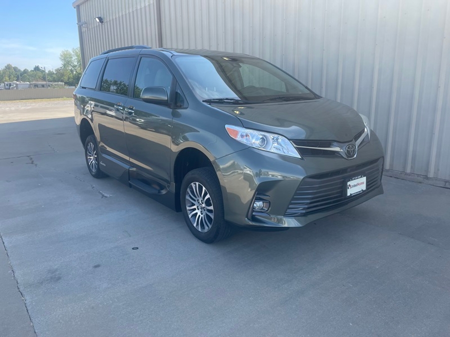 Used 2018 Toyota Sienna XLE - VMI Side Entry In Floor Automatic Ramp