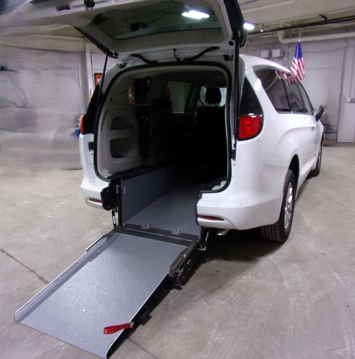 White Chrysler Voyager image number 6