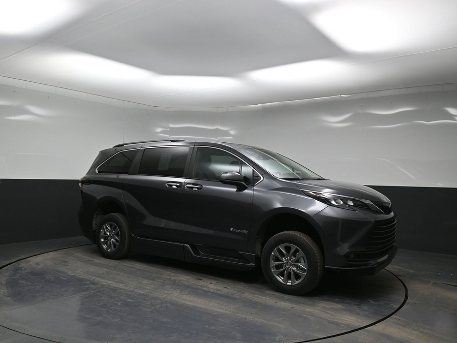 New 2025 Toyota Sienna Hybrid XLE Plus - BraunAbility Side Entry Entry Fold Out Automatic Ramp