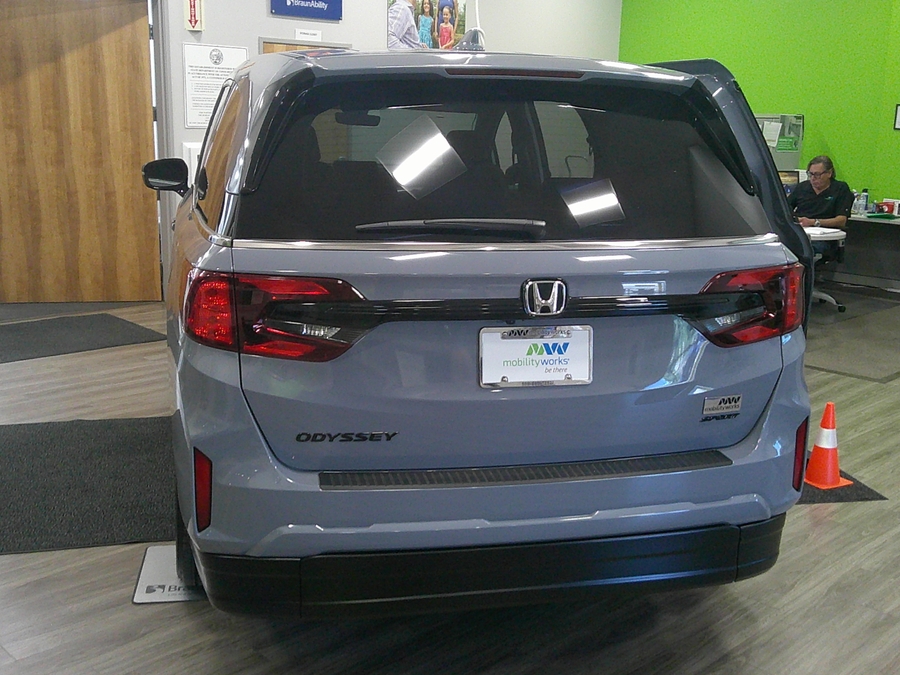 Grey Honda Odyssey image number 4