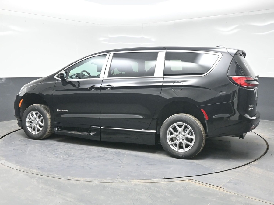 Black Chrysler Pacifica image number 7